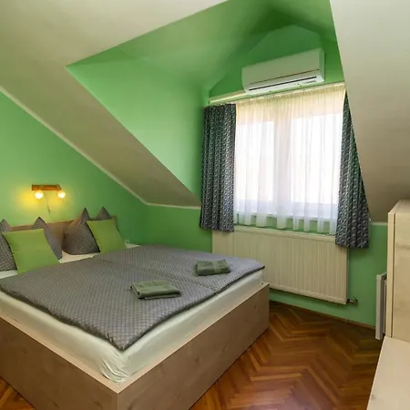 Cecey Vendeghaz Bed & Breakfast *