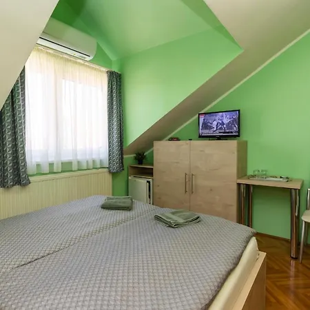 Bed & Breakfast Cecey Vendeghaz *